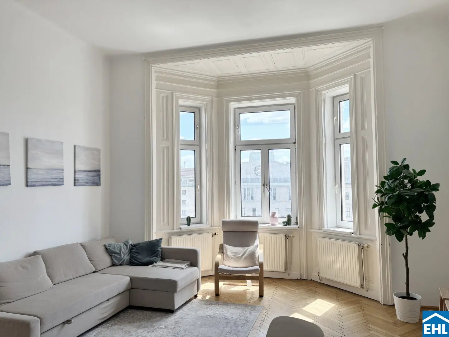 Spacious period apartment in the popular 6th district – with west balcony to the courtyard