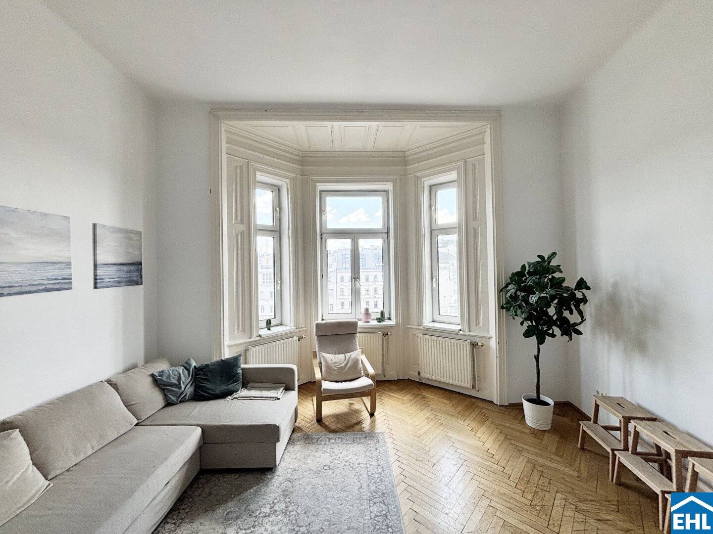 Spacious period apartment in the popular 6th district – with west balcony to the courtyard
