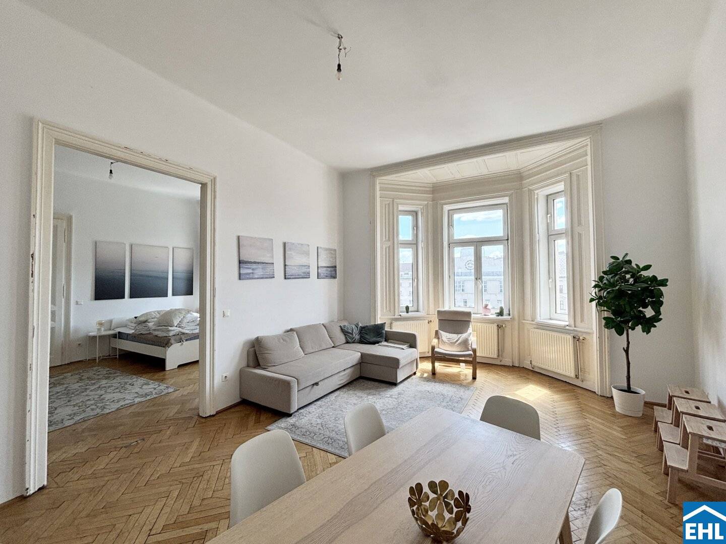 Spacious period apartment in the popular 6th district – with west balcony to the courtyard