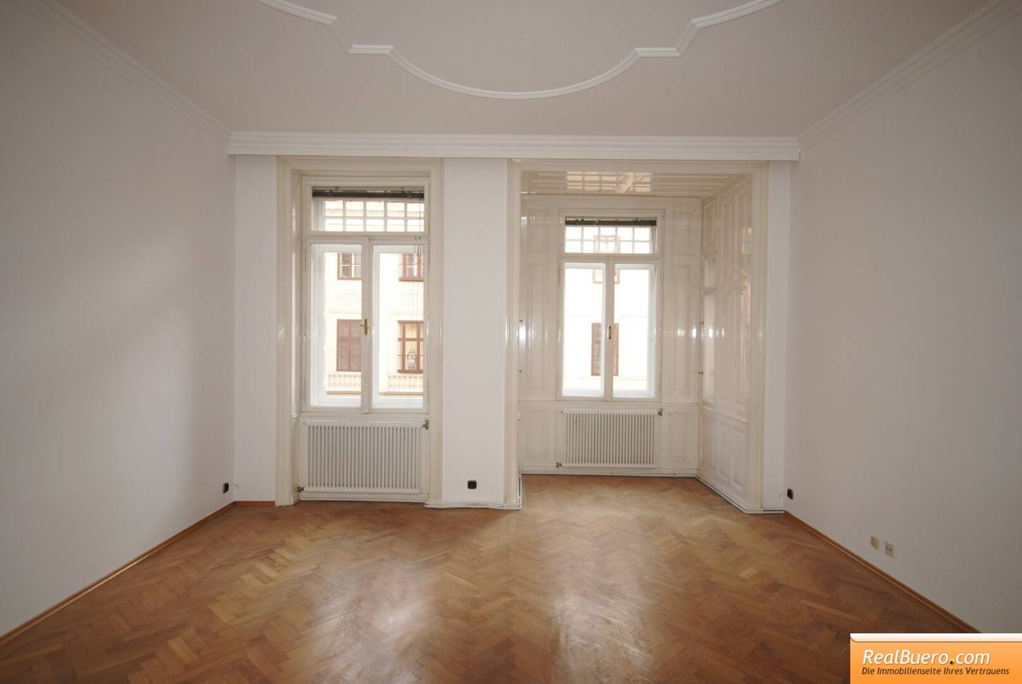 Unlimited old building apartment in Burggasse