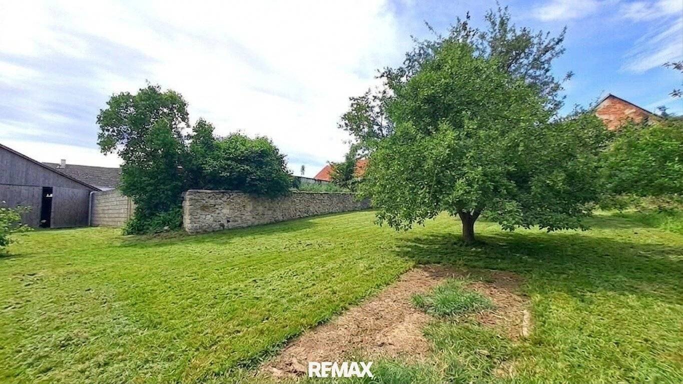 kleines Stadthaus mit großen Nebengebäuden und Obstgarten