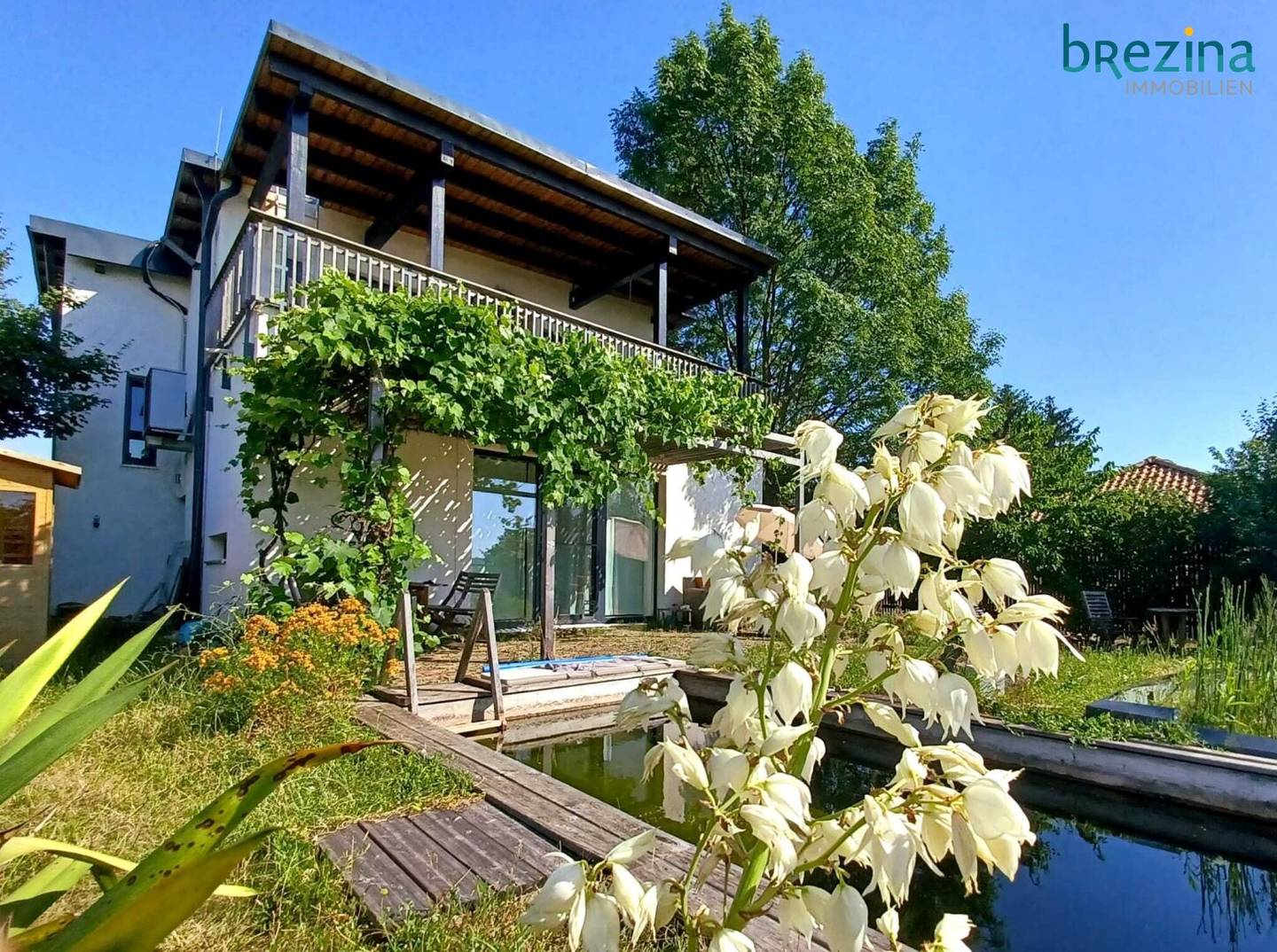 an ideally designed two-family house in immediate proximity to S7 - 2125 Neubau-Kreuzstetten near Wolkersdorf, accessible, biologically managed garden with a spacious swimming biotope