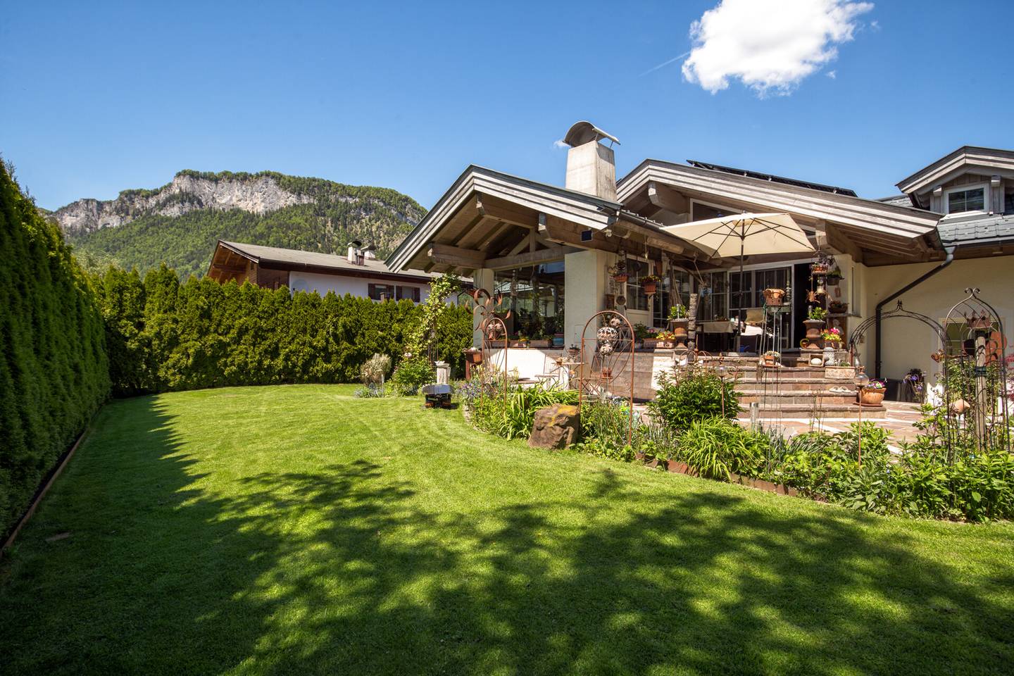 Helle Wohnung mit Wintergarten und sonnigem Garten