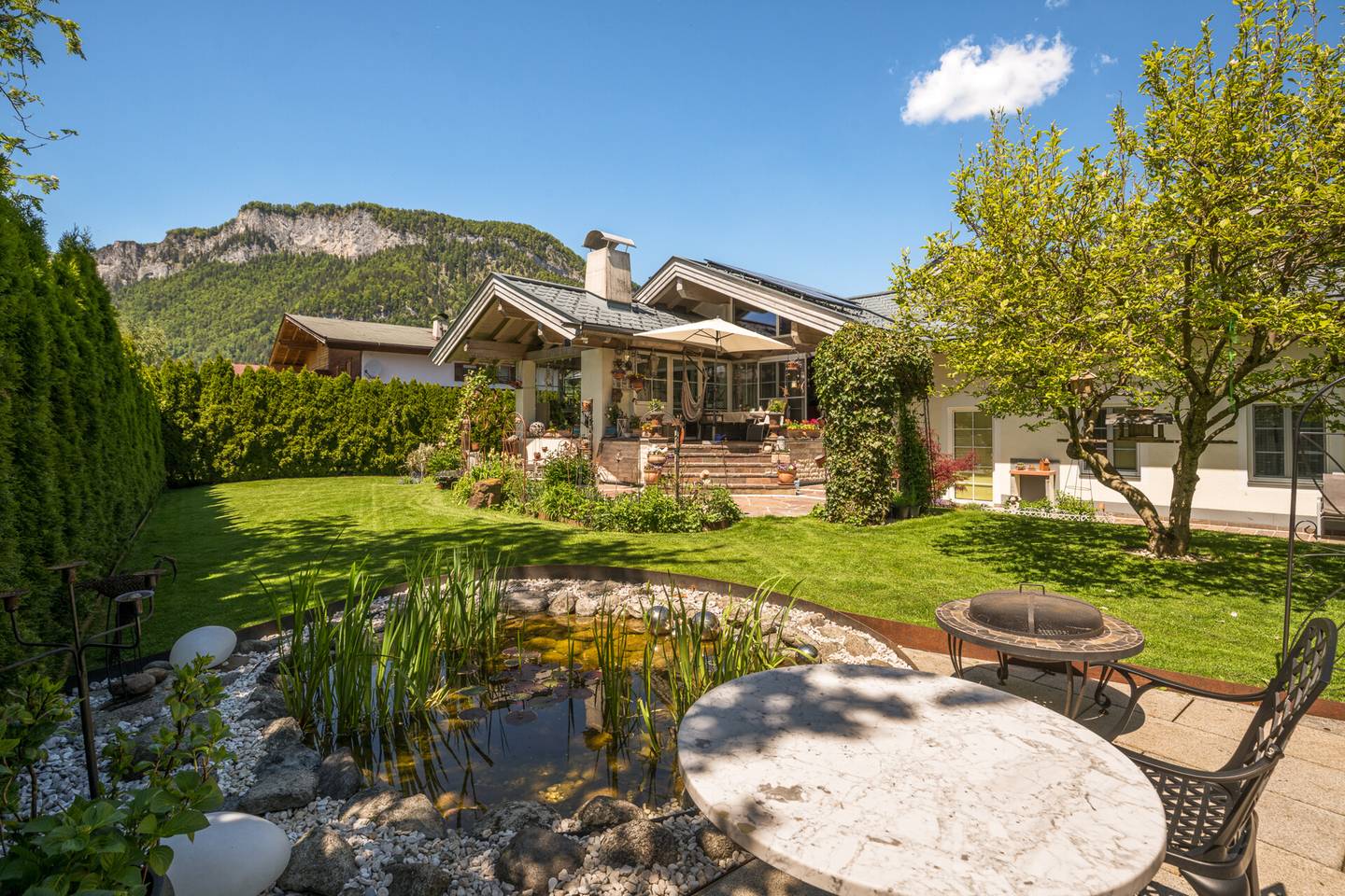 Helle Wohnung mit Wintergarten und sonnigem Garten
