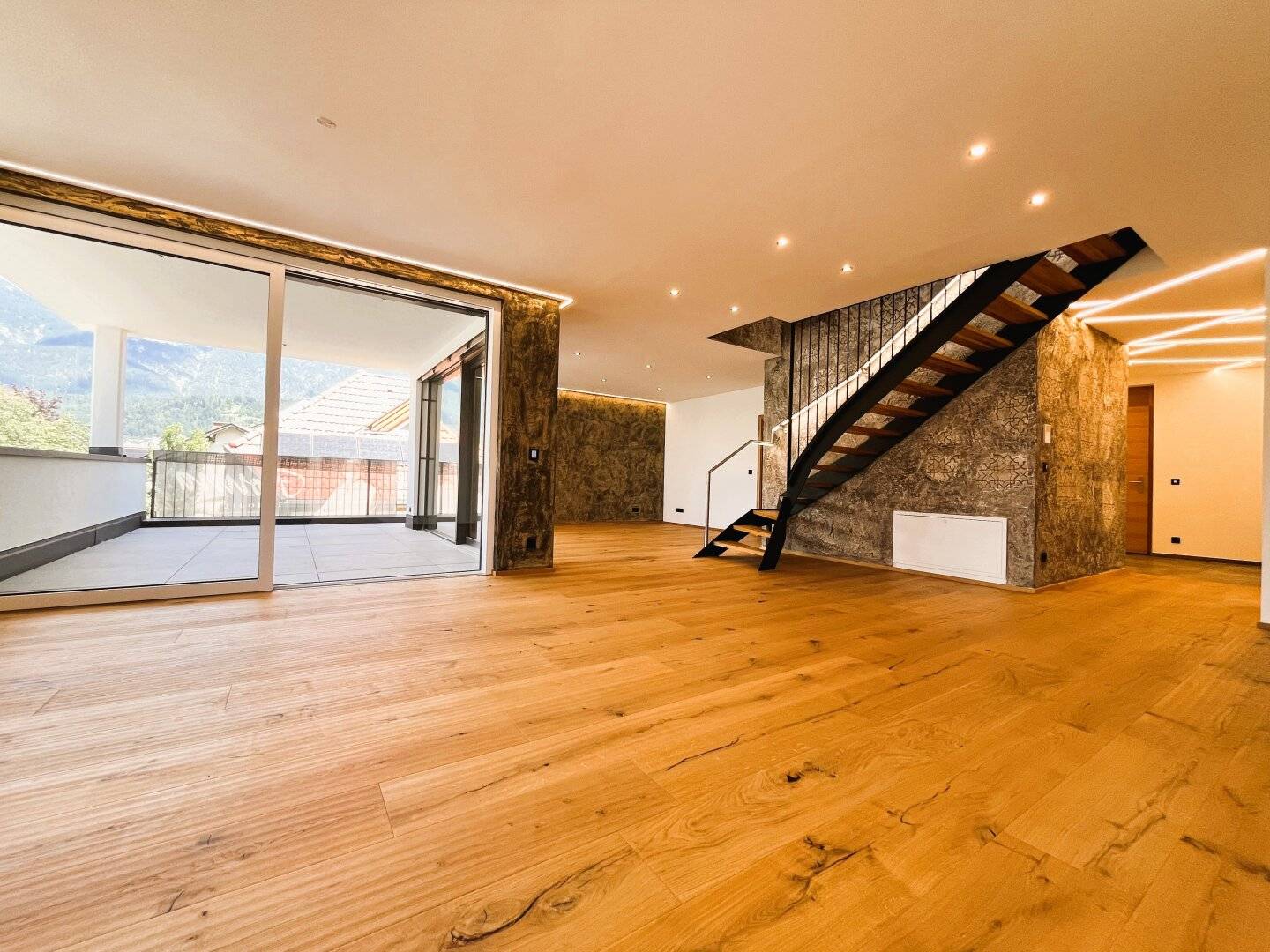 EXKLUSIVITÄT in ihrer schönsten Form: Traumhaftes PENTHOUSE-Büro mit zusätzlicher offener Galerie und über 100m² Terrassenfläche in zentraler LAGE zu kaufen!