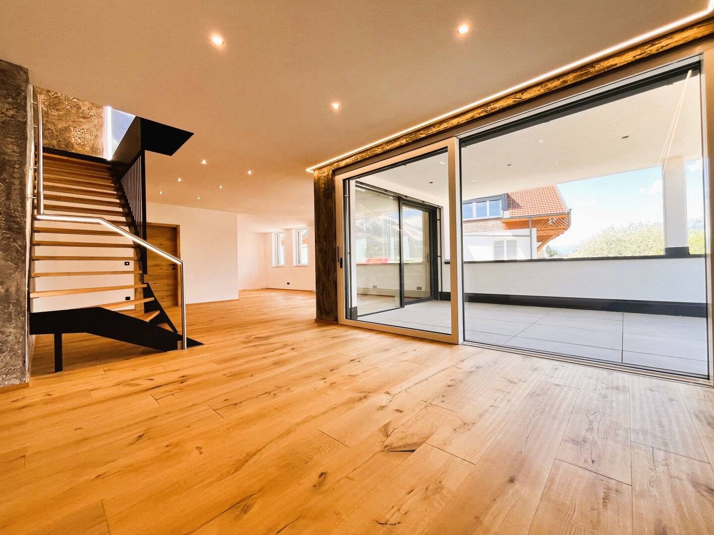 EXKLUSIVITÄT in ihrer schönsten Form: Traumhaftes PENTHOUSE-Büro mit zusätzlicher offener Galerie und über 100m² Terrassenfläche in zentraler LAGE zu kaufen!