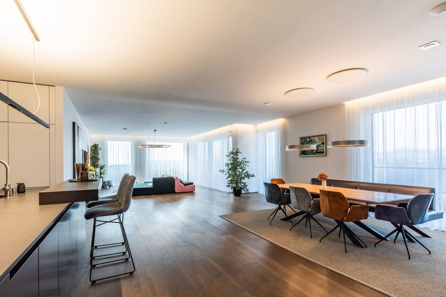 Exclusive breathtaking 5-room apartment in Lux Tower