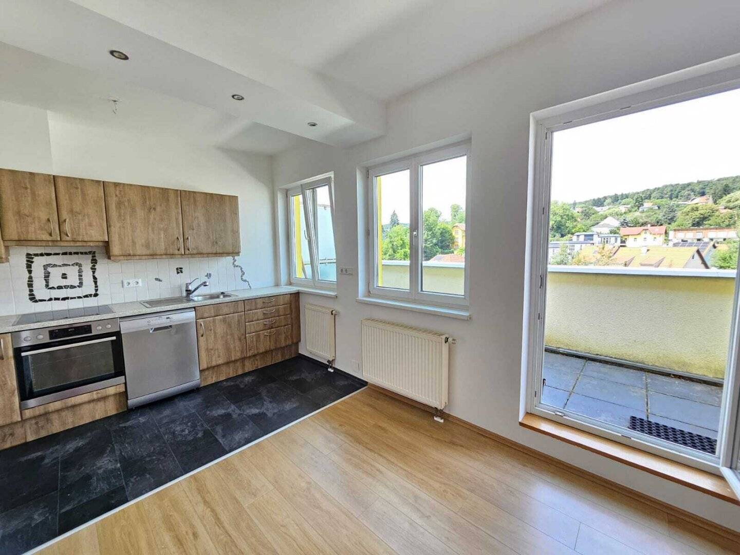 *** NEUWERTIG *** 20m² TERRASSE *** TOLLER AUSBLICK *** GARAGENPLATZ ***