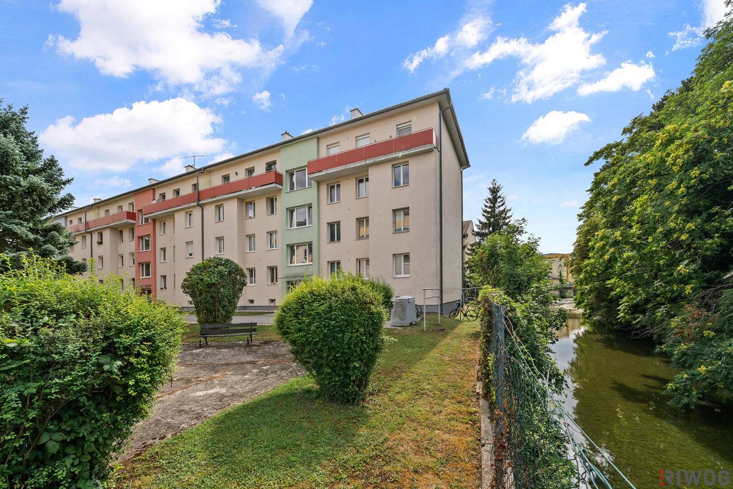 Zentrale und hochwertig Sanierte 1-Zimmer-Wohnung mit SÜD-WEST-Terrasse und Grünblick in gepfegter Anlage