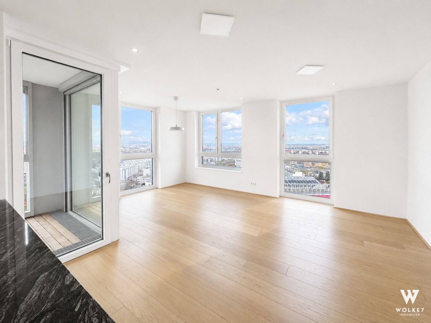 TWENTYTWO Tower | Exklusive 3-Zimmer-Wohnung im 25. Stock mit Loggia, Rooftop-Pool &amp; Wellness