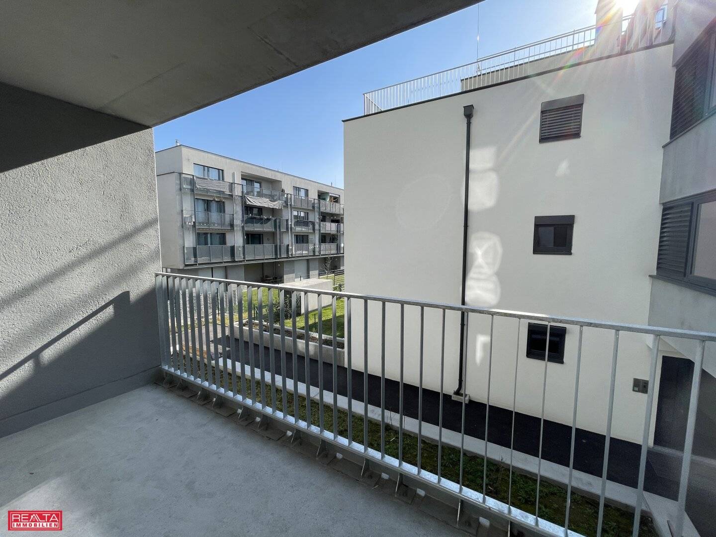 2-room balcony apartment quiet