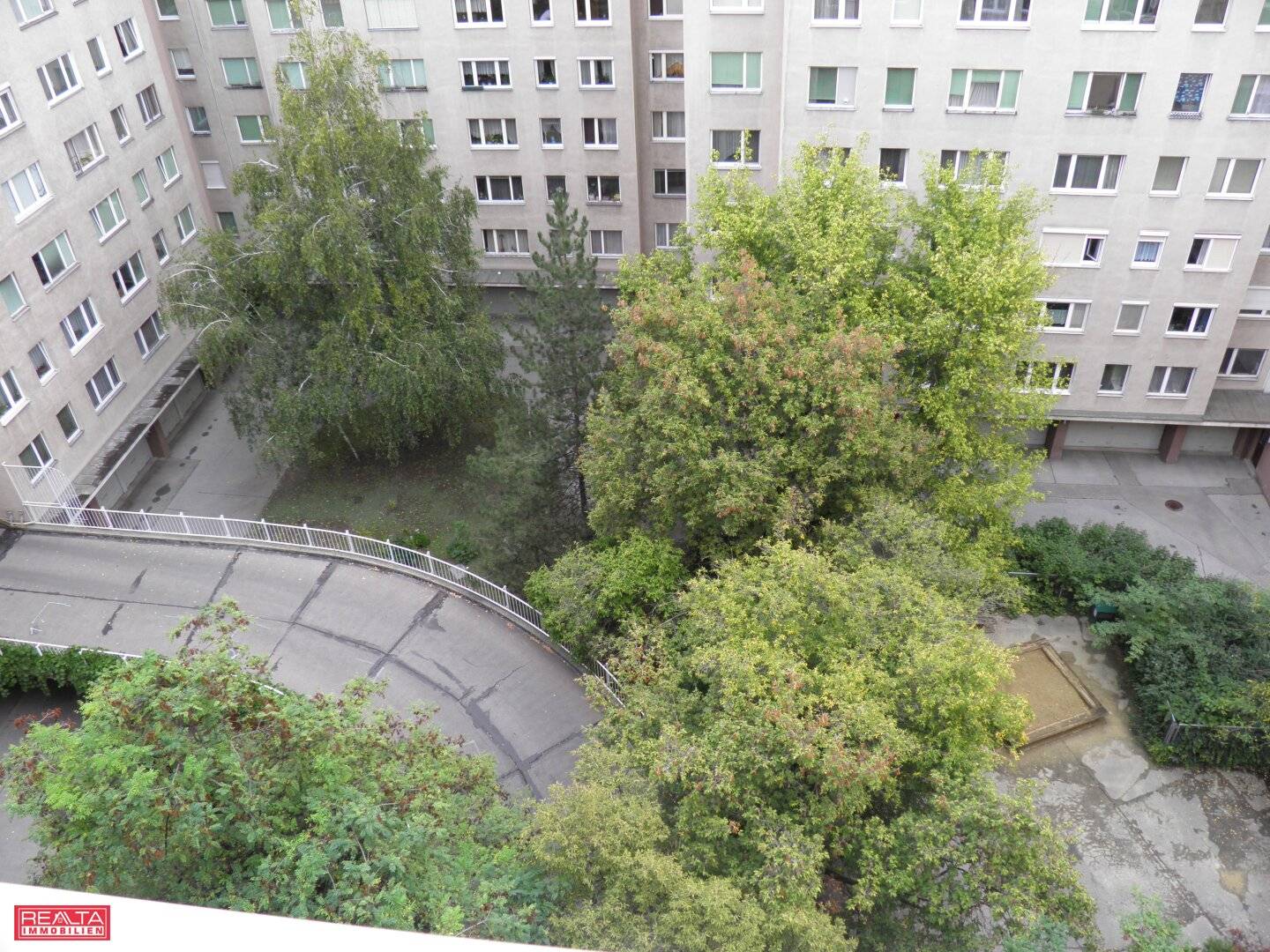 quiet 3-person shared flat apartment near subway