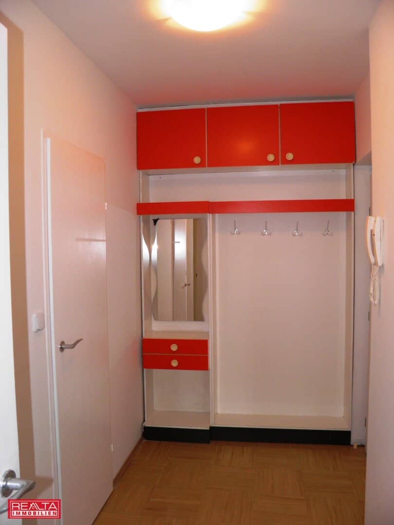 quiet 3-person shared flat apartment near subway