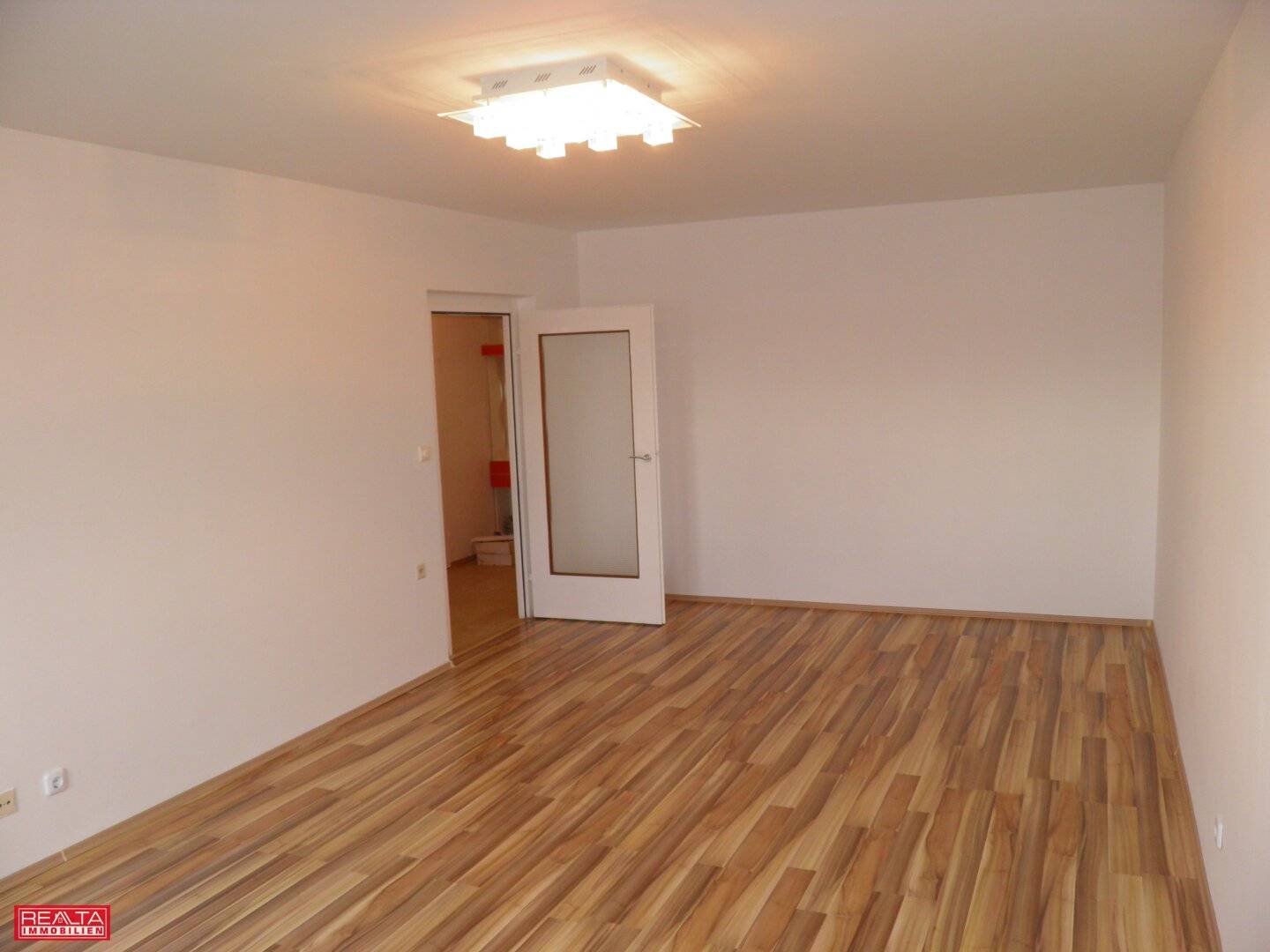 quiet 3-person shared flat apartment near subway