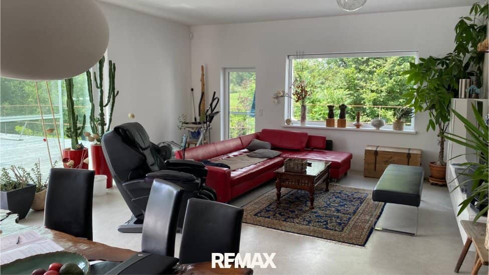 Wohnen und arbeiten in einzigartiger Kombination – moderner Bungalow mit Poollandschaft und Gewerbehalle