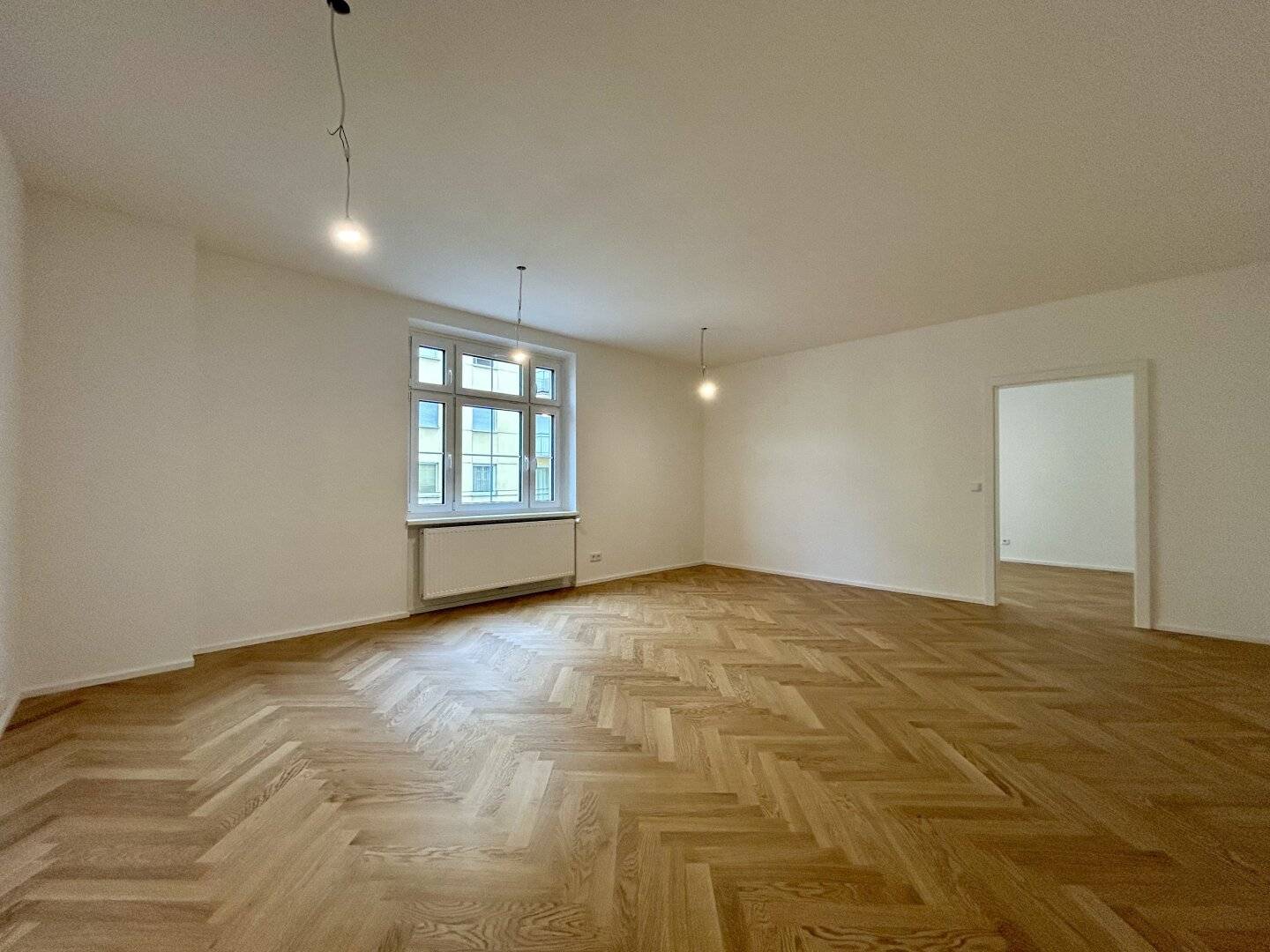 Core-renovated historic building dream in Stockhofviertel – 4 rooms with loggia