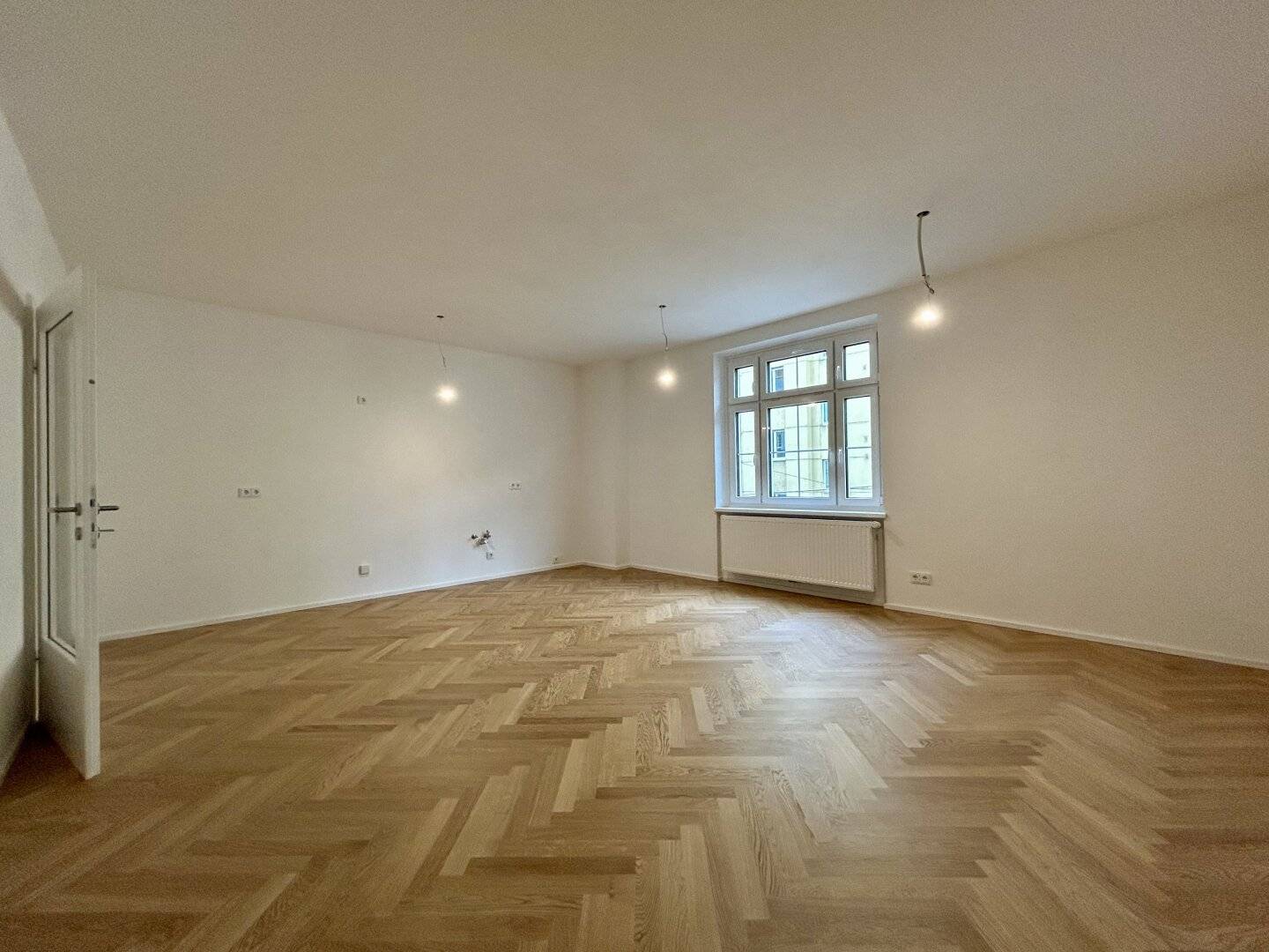 Core-renovated historic building dream in Stockhofviertel – 4 rooms with loggia