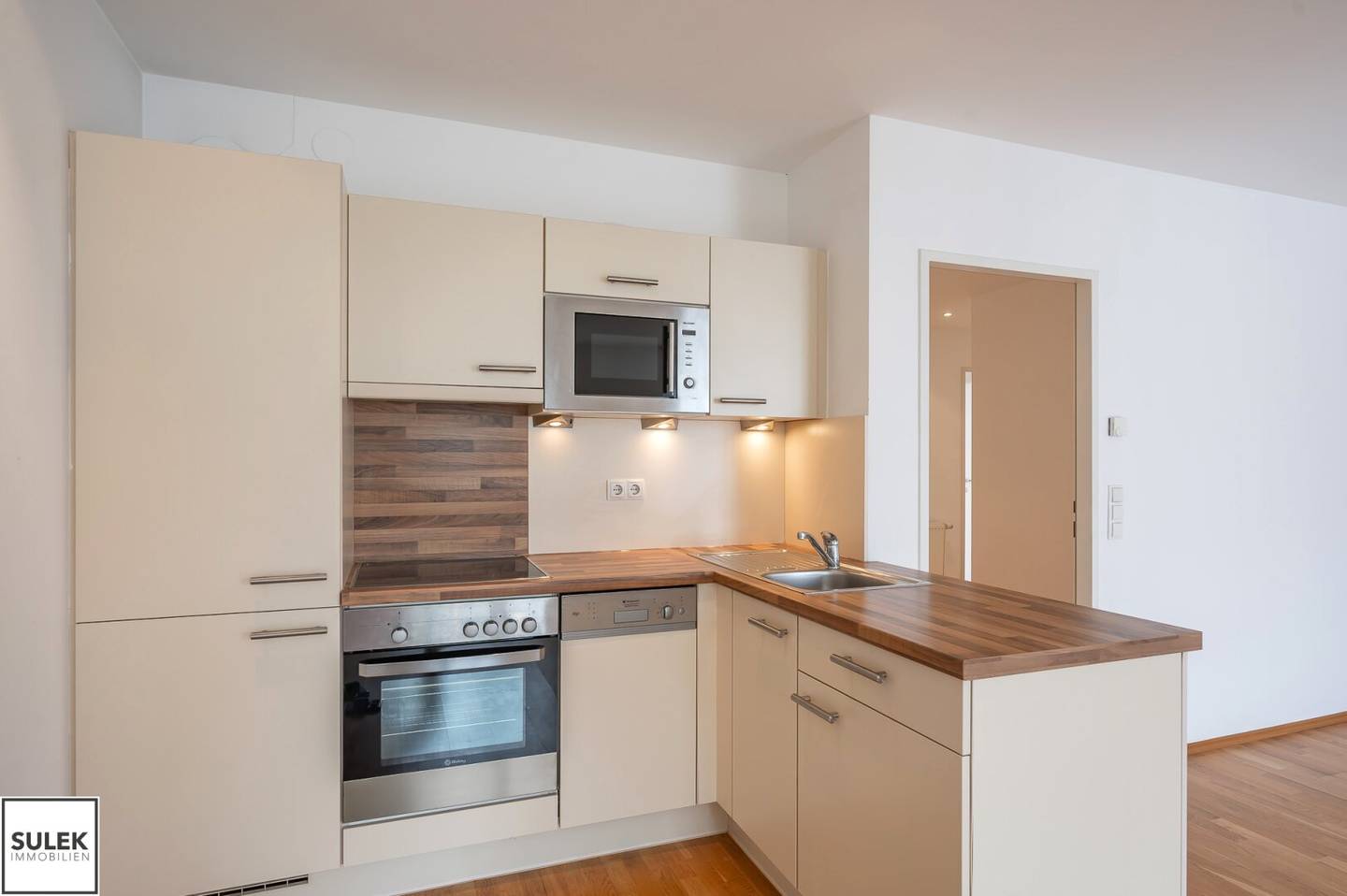 Perfect location in Josefstadt: Well laid-out 2-room apartment with east-facing balcony from 1.9.