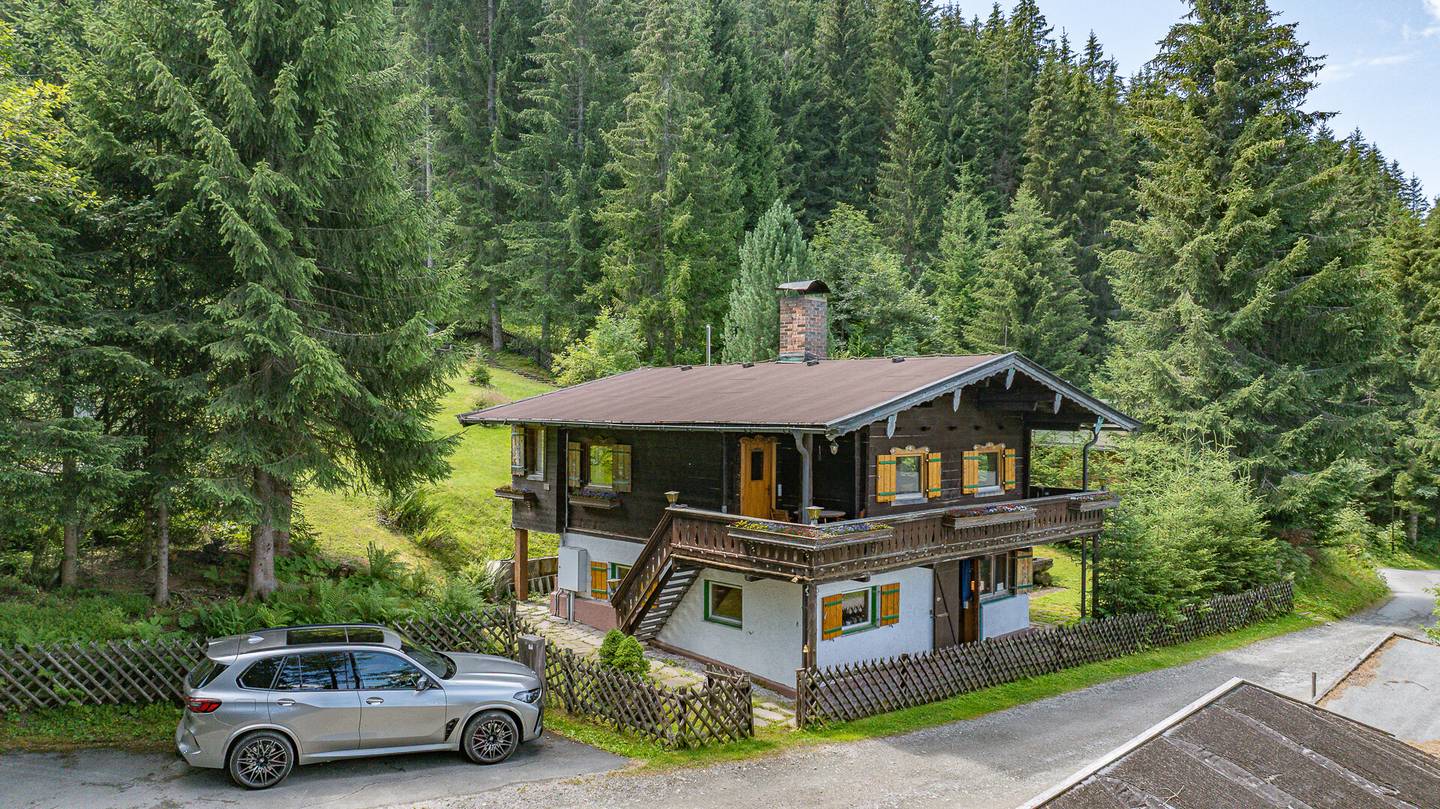 Unobstructed Kaiser view and direct ski access apartment