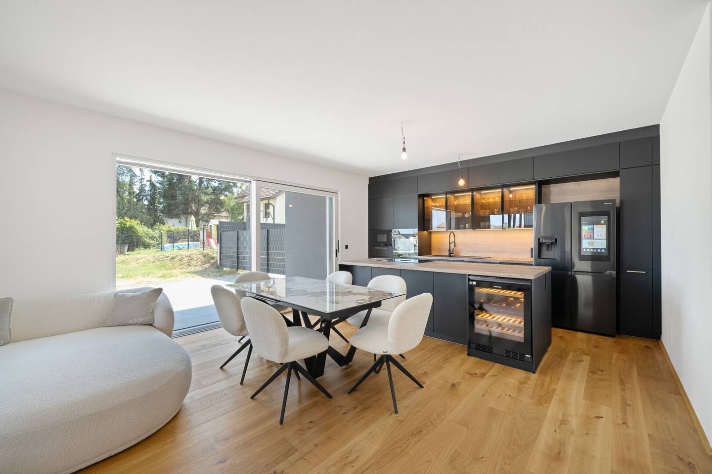 Luxurious 3-room garden apartment with 202 m² private garden, two underground parking spaces and swimming pool potential