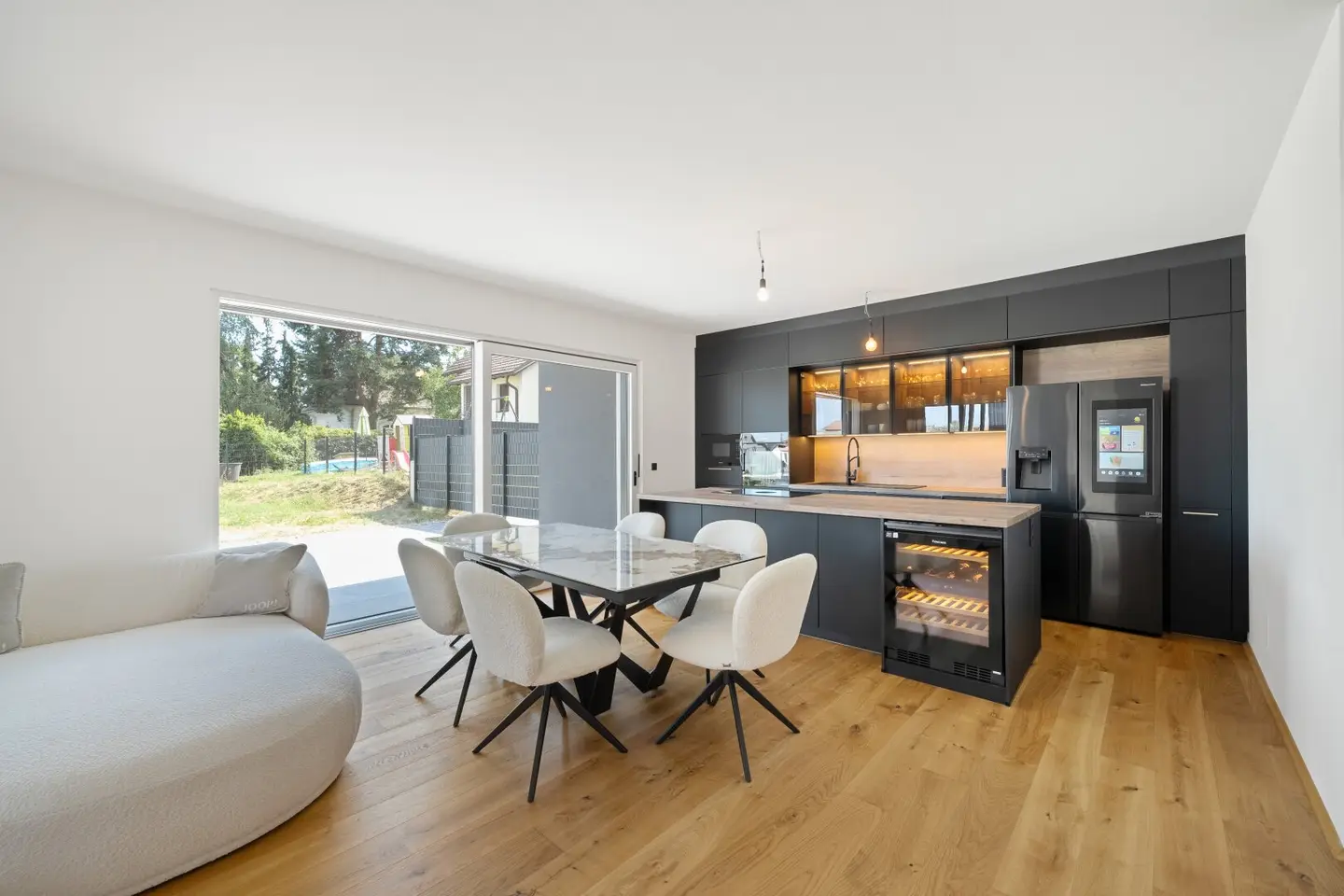 Luxuriöse 3-Zimmer-Gartenwohnung mit 202 m² Privatgarten, zwei Tiefgaragenplätzen und Swimmingpool-Potenzial
