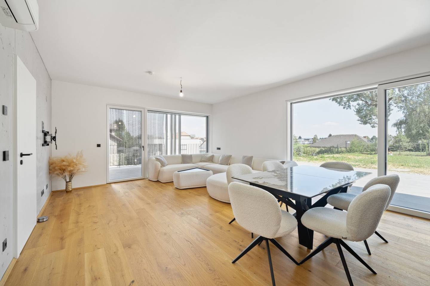 Luxurious 3-room garden apartment with 202 m² private garden, two underground parking spaces and swimming pool potential