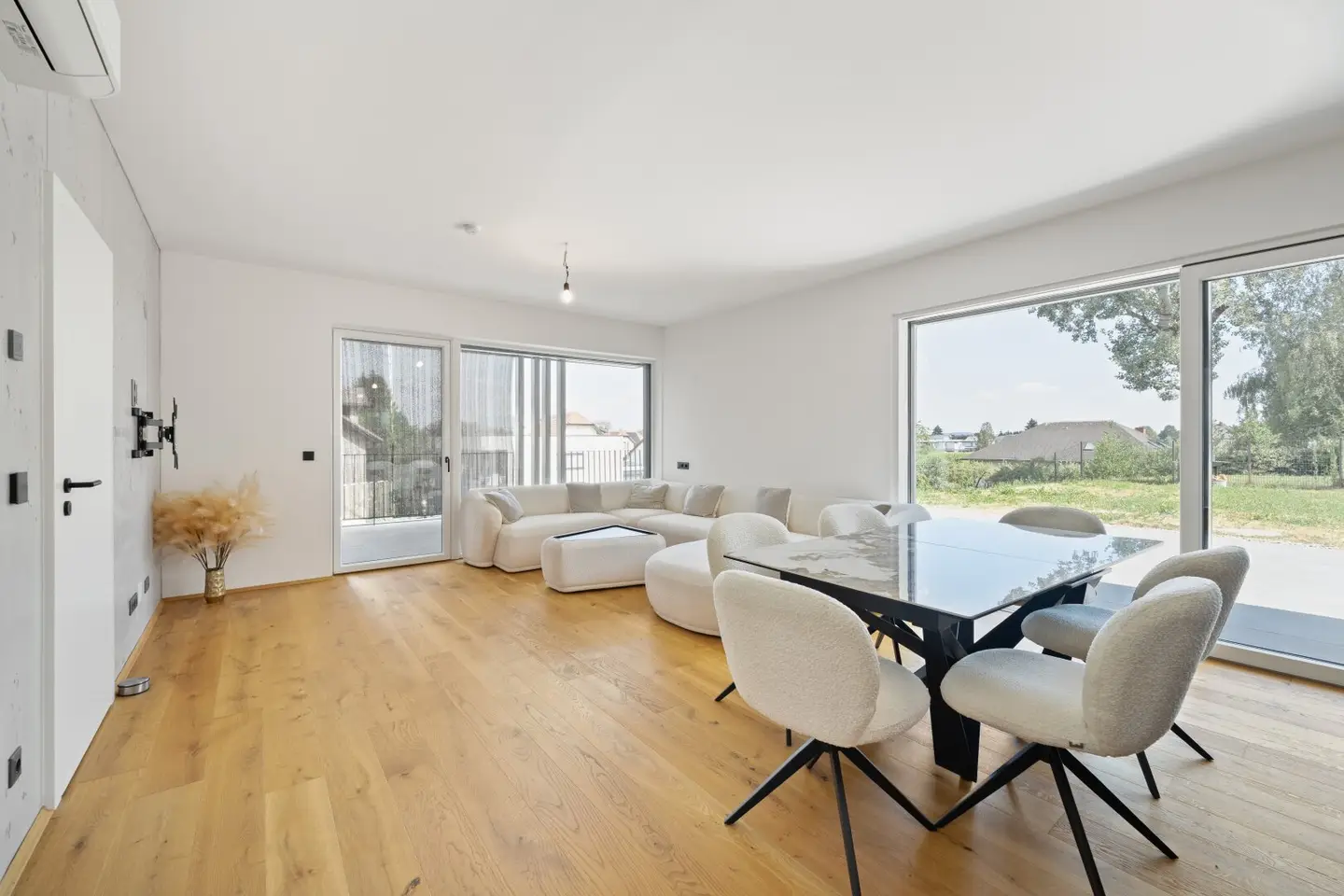 Luxuriöse 3-Zimmer-Gartenwohnung mit 202 m² Privatgarten, zwei Tiefgaragenplätzen und Swimmingpool-Potenzial