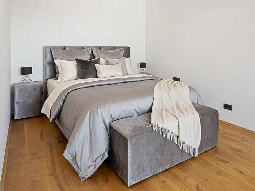 Luxurious 3-room garden apartment with 202 m² private garden, two underground parking spaces and swimming pool potential