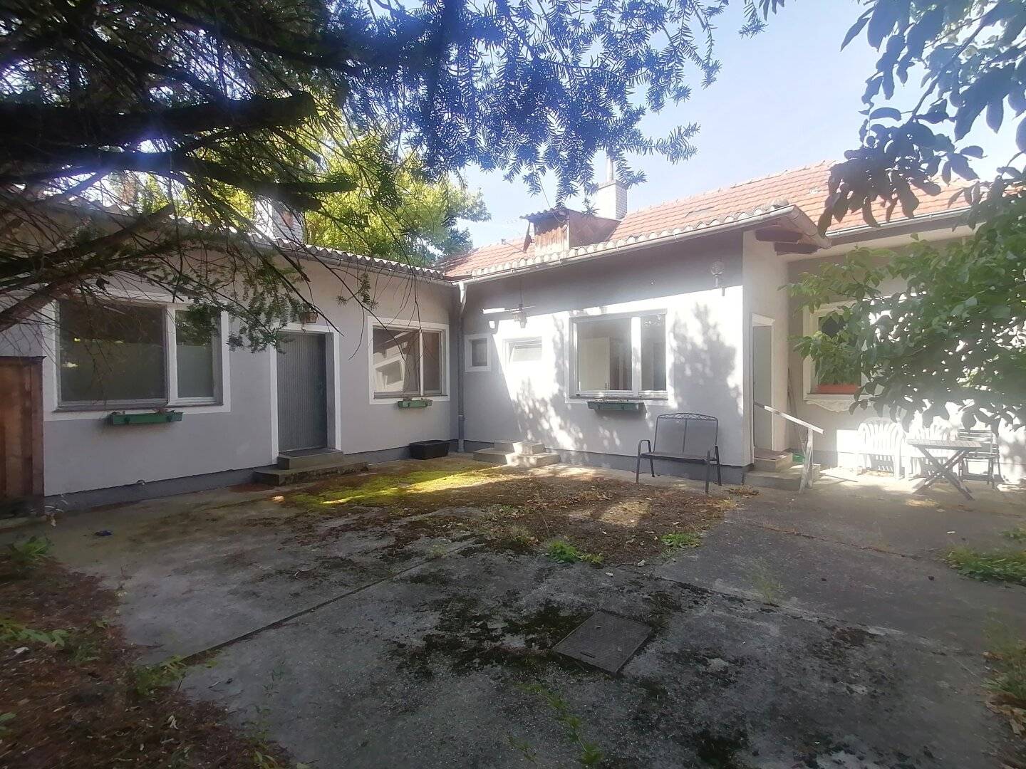 Top Price! 2 residential units on private land!