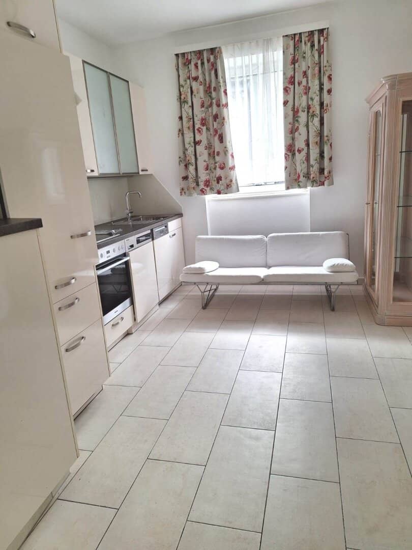 Top Price! 2 residential units on private land!