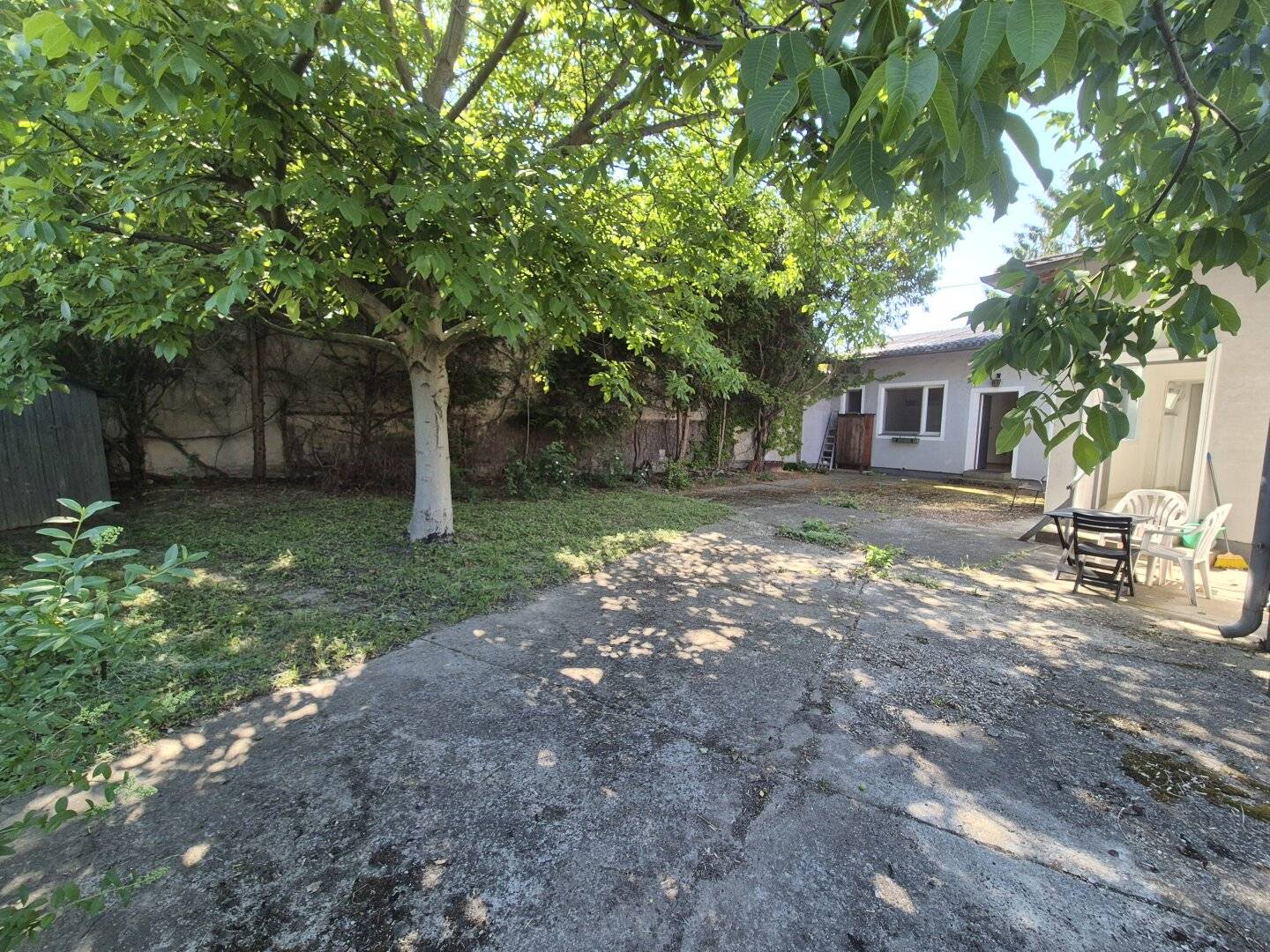 Top Price! 2 residential units on private land!
