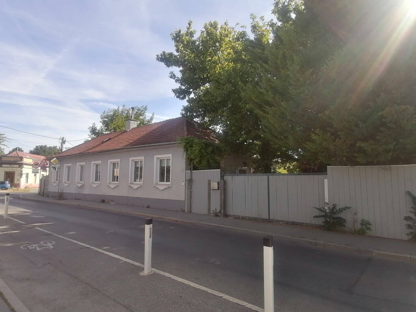 Top Price! 2 residential units on private land!