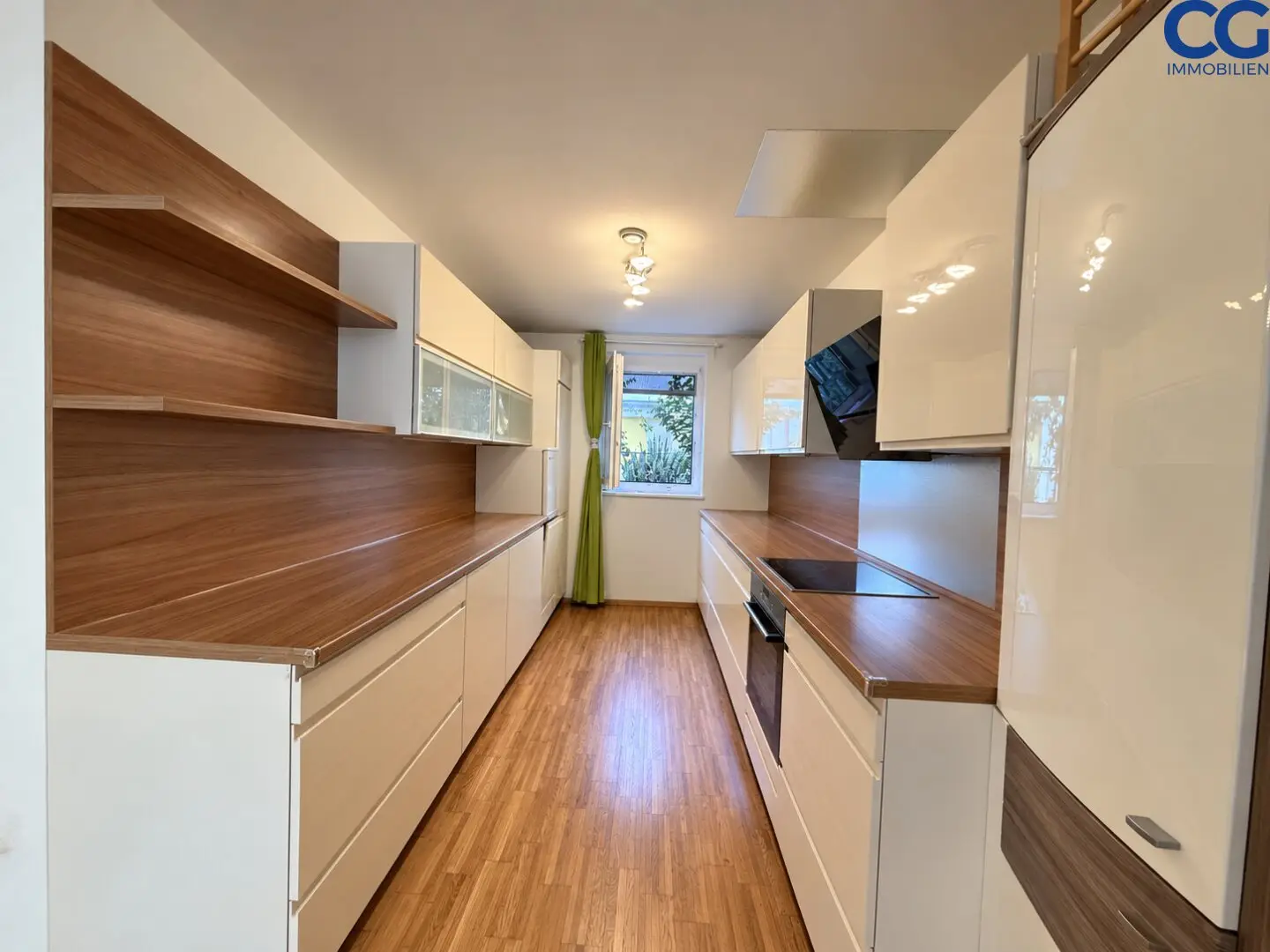 Representative maisonette apartment with underground parking space