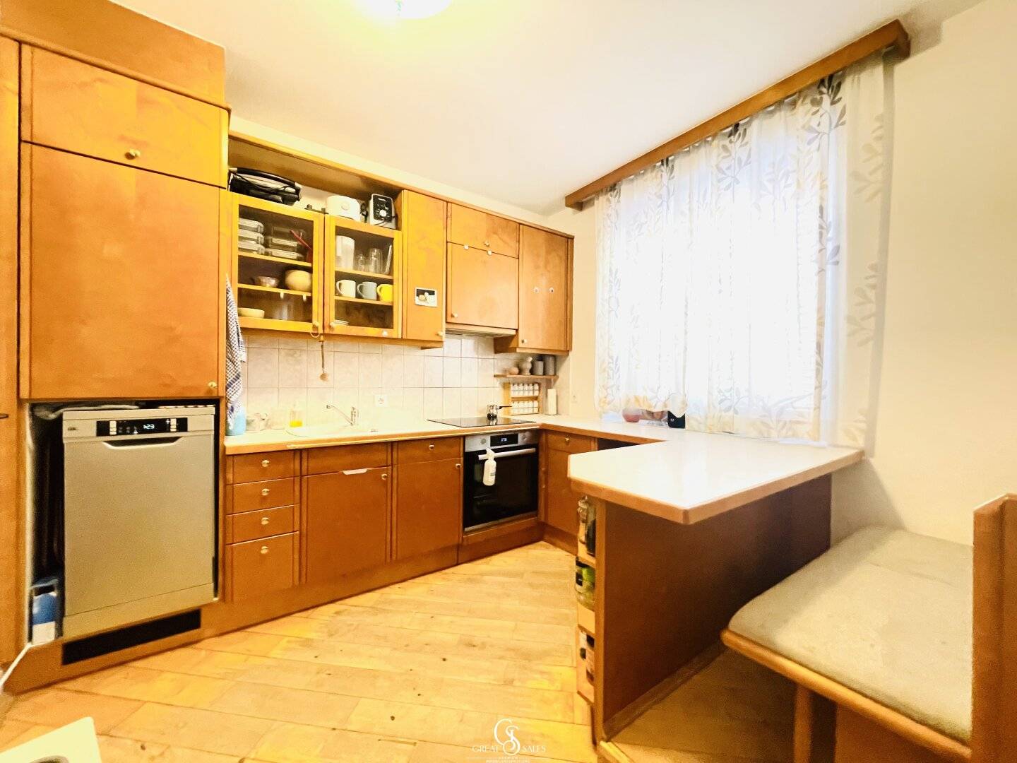Well-kept and partly furnished 2-room apartment with loggia and elevator