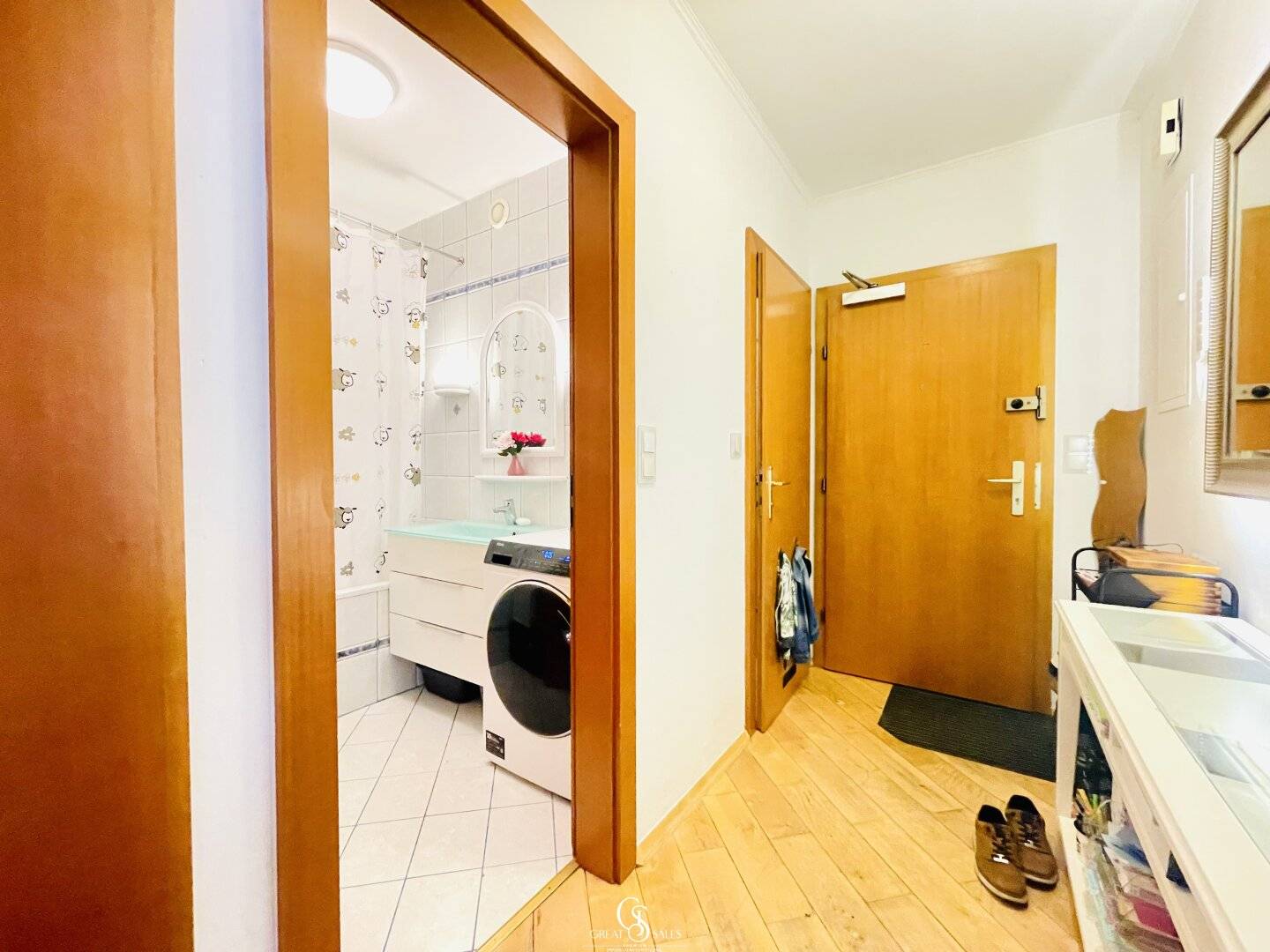 Well-kept and partly furnished 2-room apartment with loggia and elevator