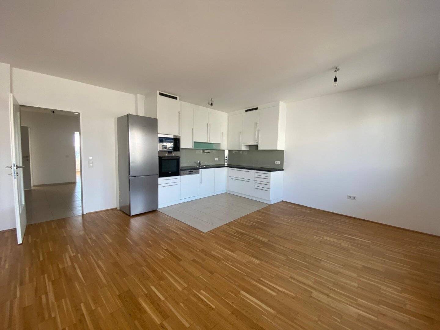 !! 1110 Vienna - NEAR CENTRAL STATION / Sonnwendviertel !!! Modern, bright and very well laid out 4-room apartment with balcony and garage for rent