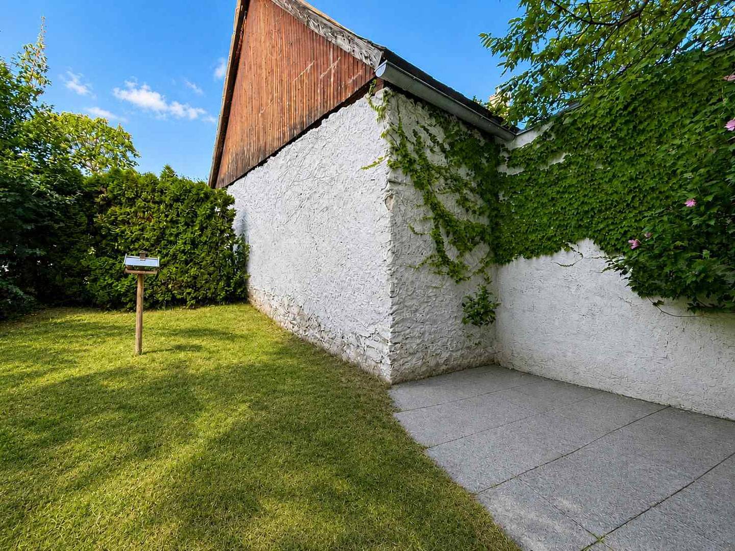 Erdgeschosswohnung mit großem Eigengarten und Garagenplatz