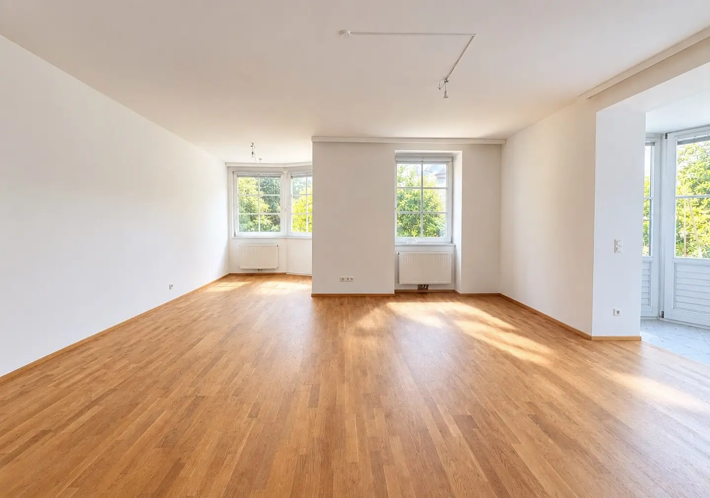 Ground floor apartment with private garden and garage
