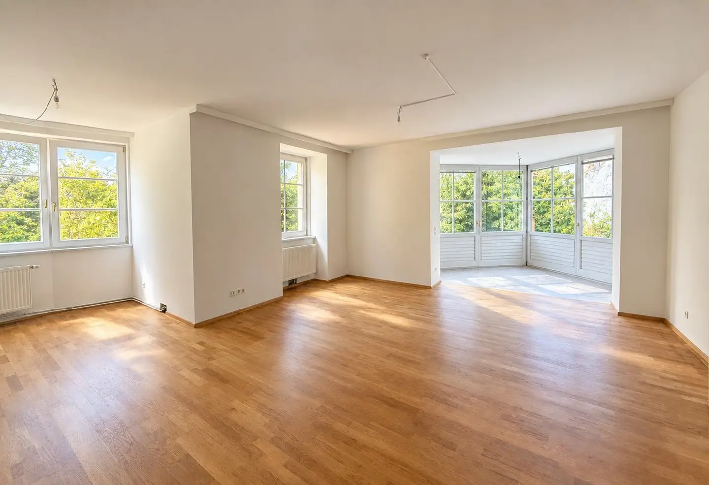Ground floor apartment with private garden and garage