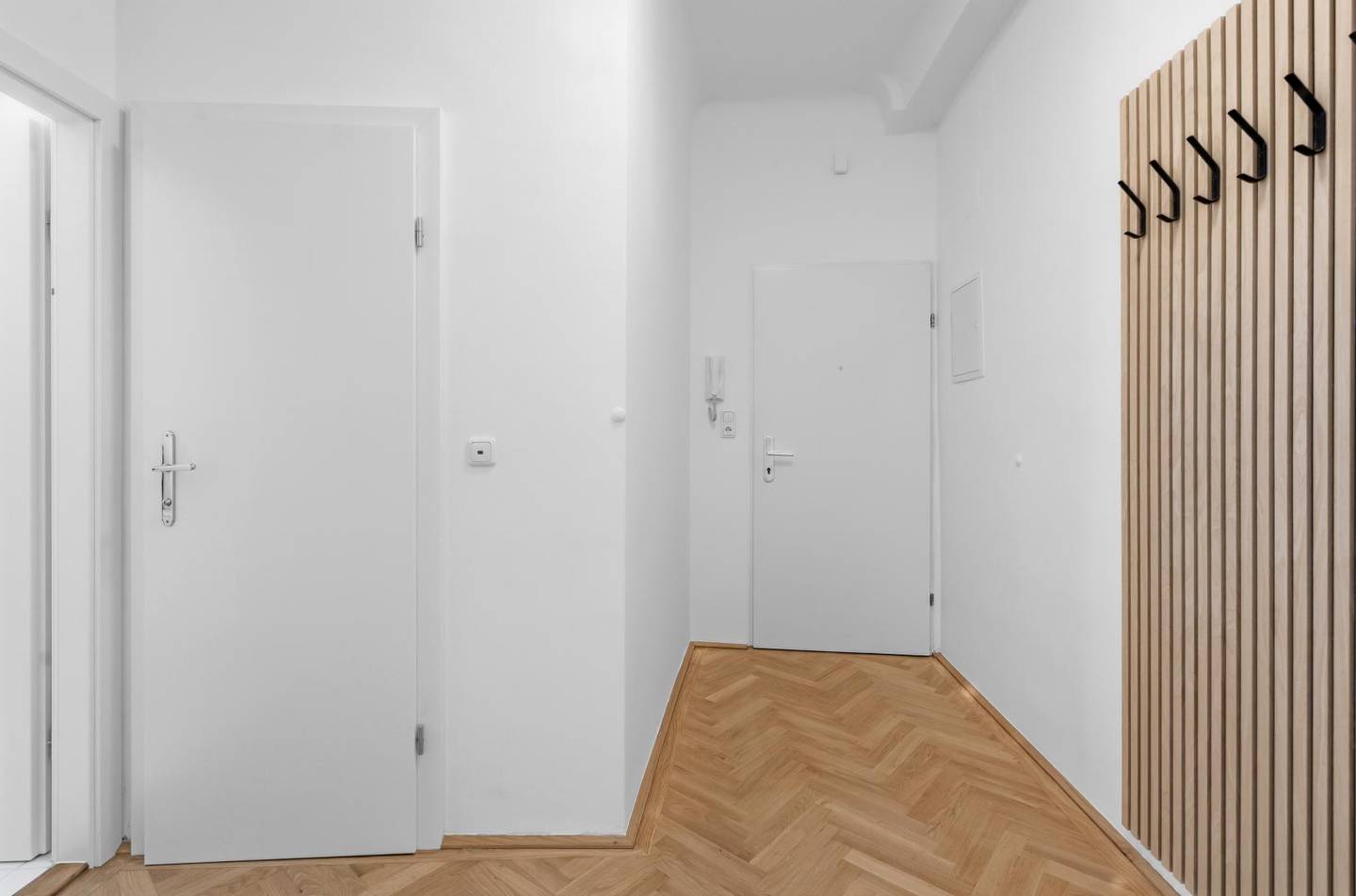 Bright renovated Wohnung with fitted kitchen and courtyard facing
