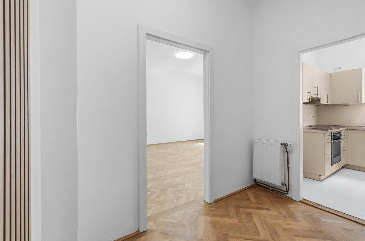 Bright renovated Wohnung with fitted kitchen and courtyard facing