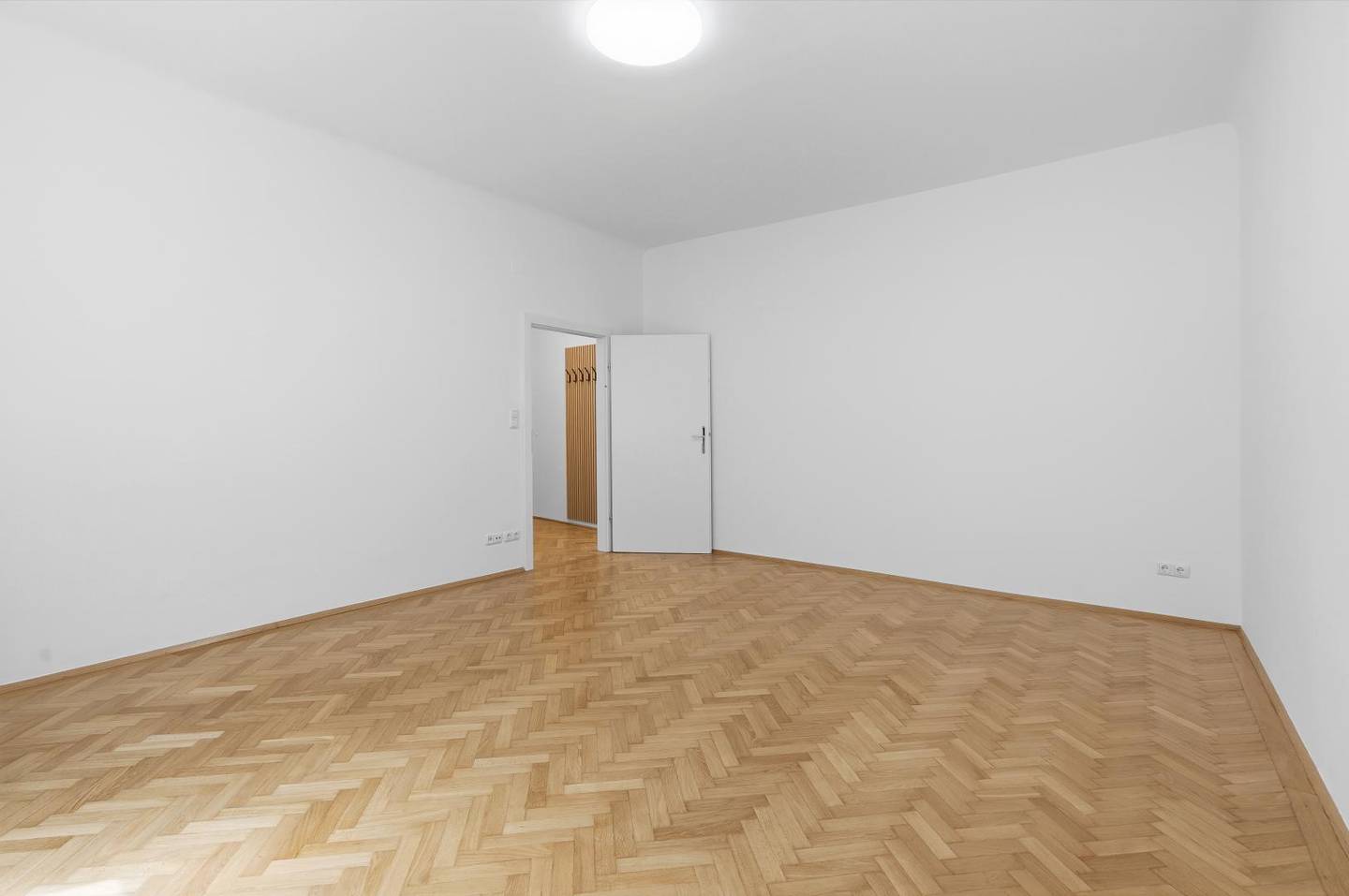 Bright renovated Wohnung with fitted kitchen and courtyard facing