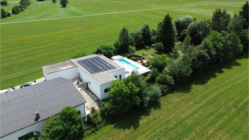 Parkähnliches Anwesen mit Pool und Halle Wohnung