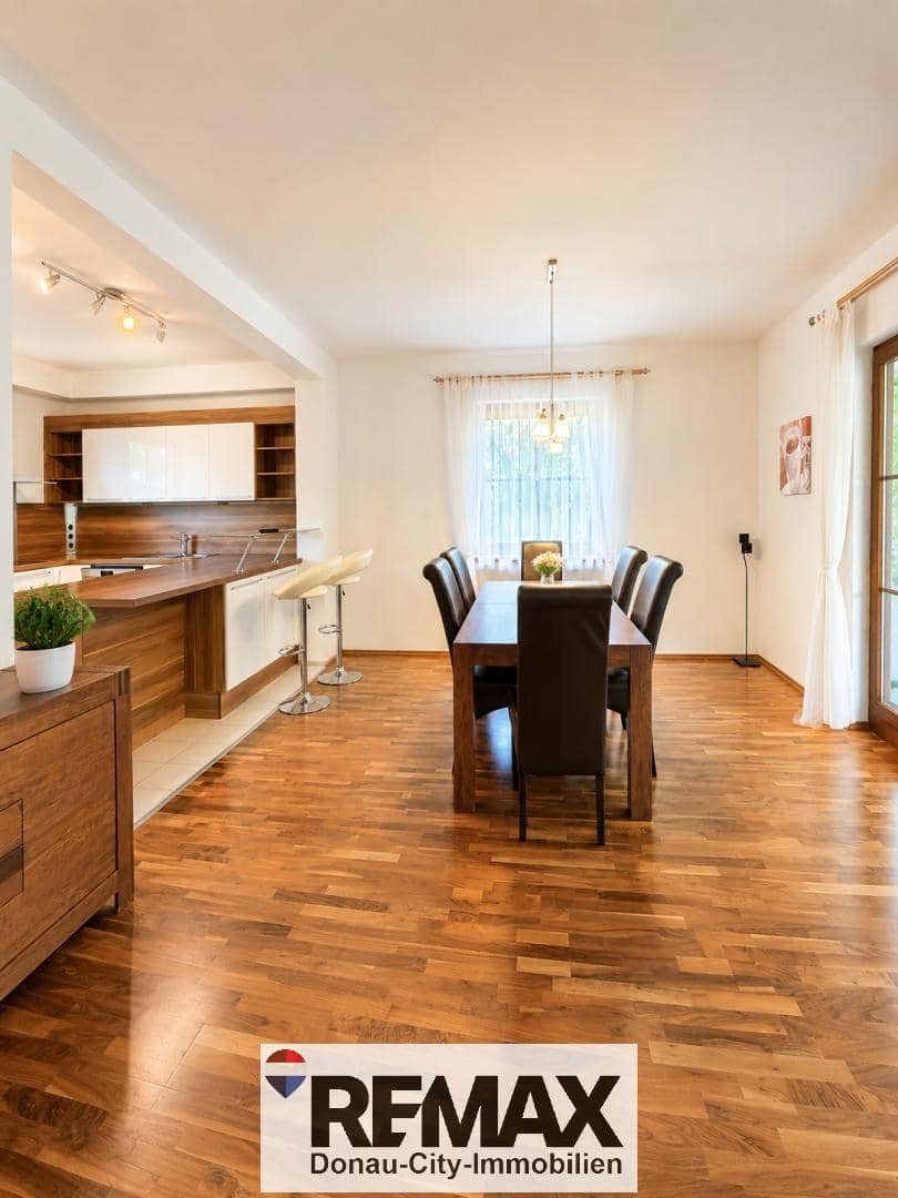 Sonnige Familienwohnung mit großem Garten und Pool