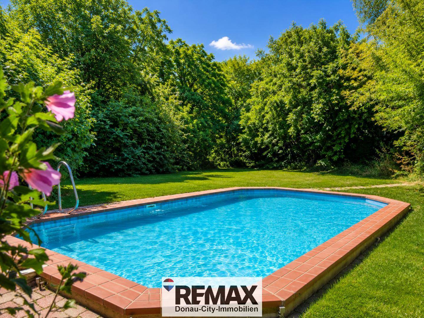 Sonnige Familienwohnung mit großem Garten und Pool