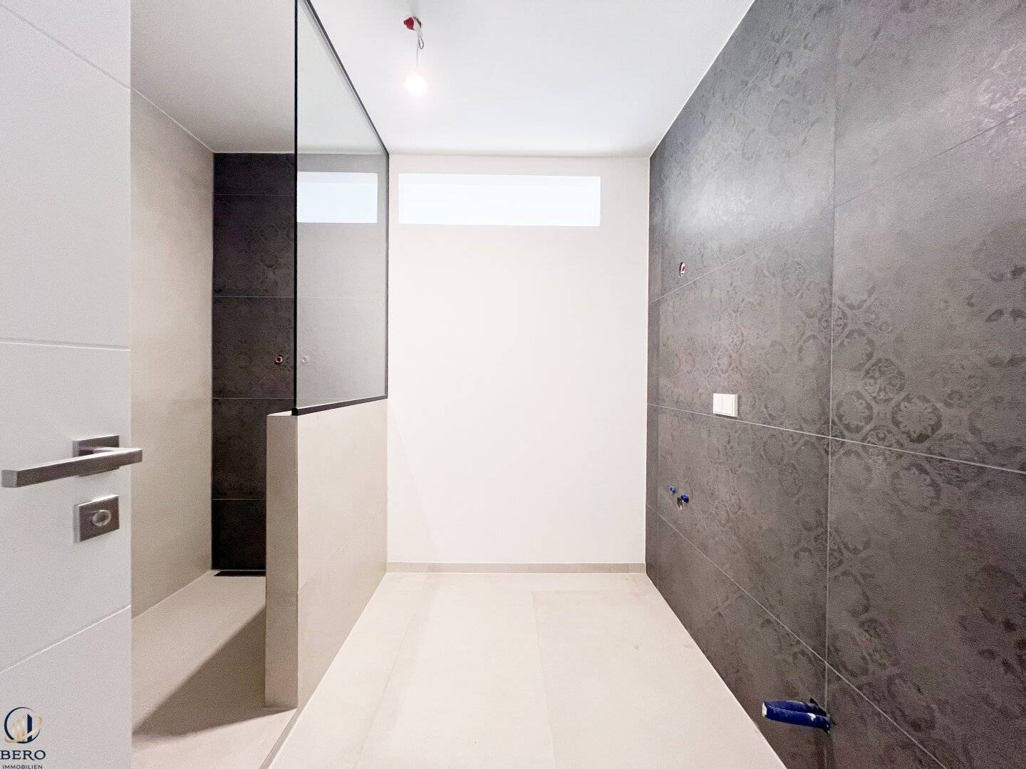 First occupancy after high-quality core renovation! Walking distance to Alte Donau and Floridsdorfer Station! Loggia apartment!