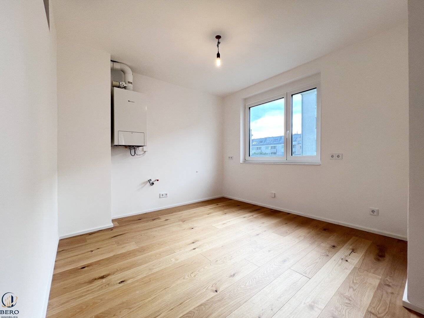In the middle of Floridsdorf yet in a quiet location 4-room loggia apartment First occupancy after high-quality core renovation