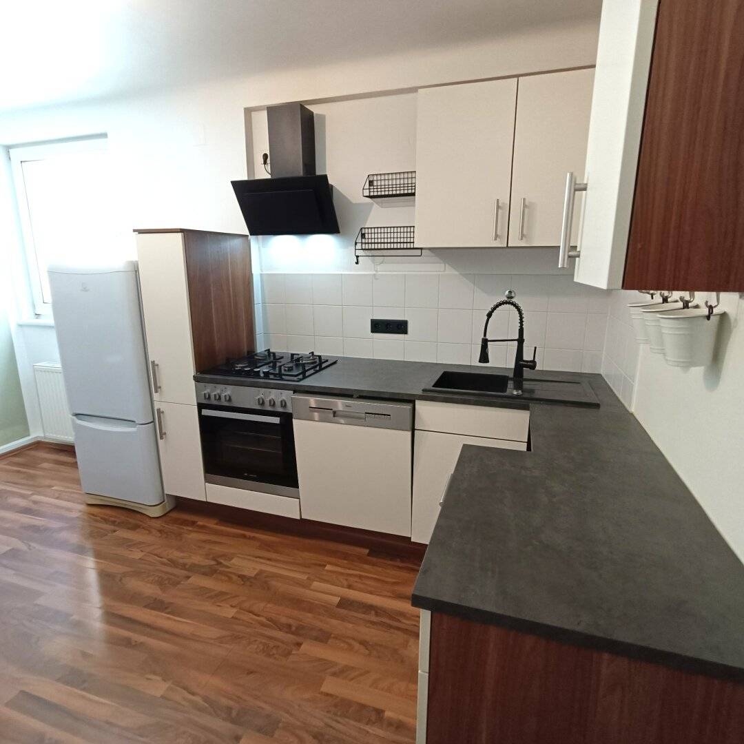 NESTROYPLATZ  -  Schöne 2-Zimmer-Loggia-Wohnung mit Potenzial