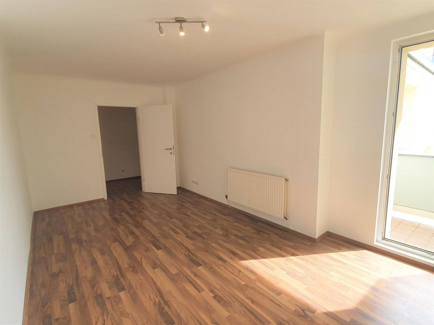 NESTROYPLATZ  -  Schöne 2-Zimmer-Loggia-Wohnung mit Potenzial