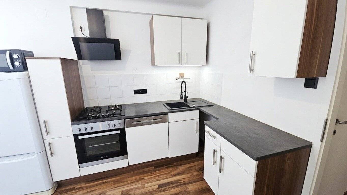 NESTROYPLATZ  -  Schöne 2-Zimmer-Loggia-Wohnung mit Potenzial